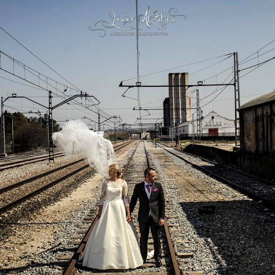 Boda en las vias de tren