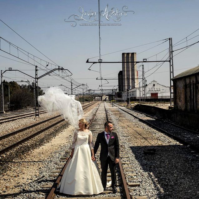 Boda en las vias de tren